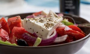 סלט יווני ירקות עם גבינה