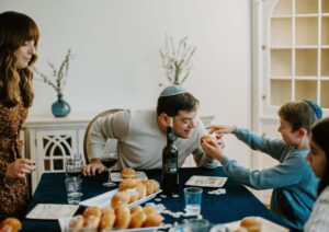 איך לארח בחנוכה